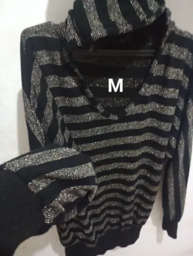 Blusa preta com listras prateadas - Tamanho M