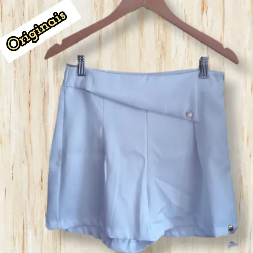 Shorts Azul Claro com Detalhes