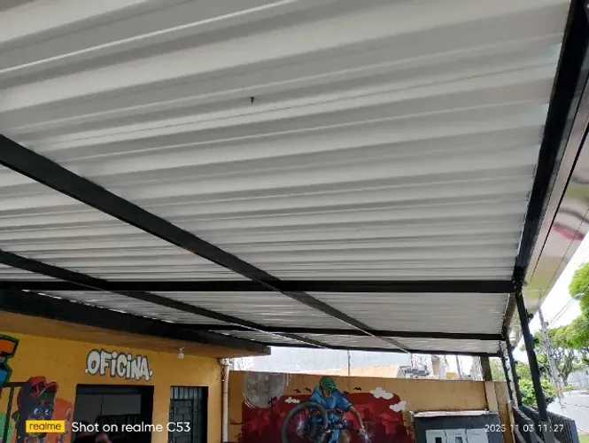 Cobertura com acabamento em pintura epóxi.