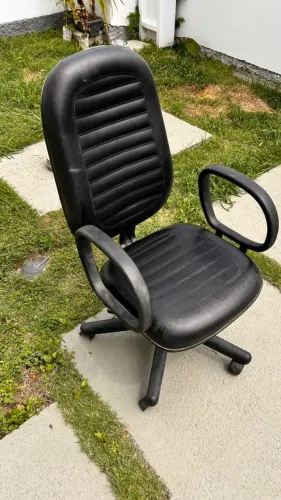 Cadeira rodinhas couro