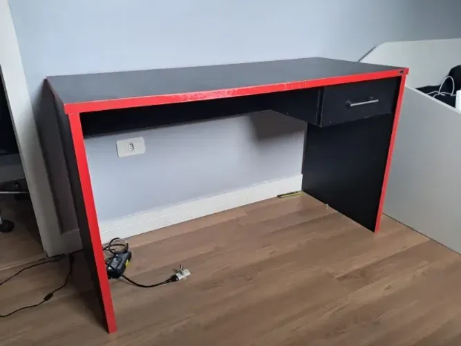 Mesa Gamer preta com listras vermelhas