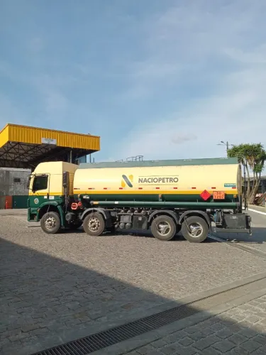 Bitruck VW/30.330 CRC 8x2 - 2018 Tanque 25.000 L.