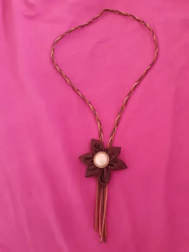 Colar artesanal com flor de tecido
