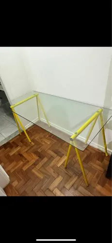 Mesa de vidro e cavaletes