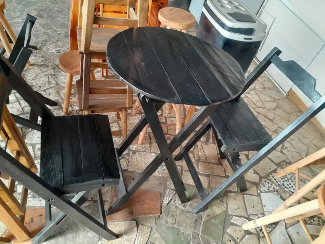 Mesa alta com 2 cadeiras altas