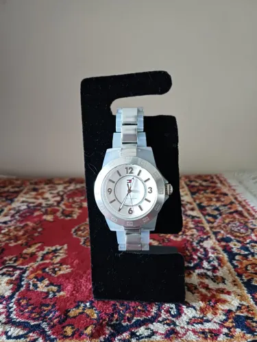 Relógio Tommy Hilfiger com pulseira transparente , a prova d'água. 