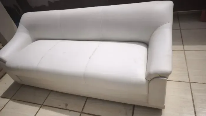 Vende-se Sofa 3 lugares Couro Ecológico Branco