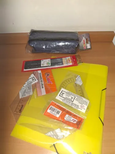 Material escolar, lápis estojo e pasta