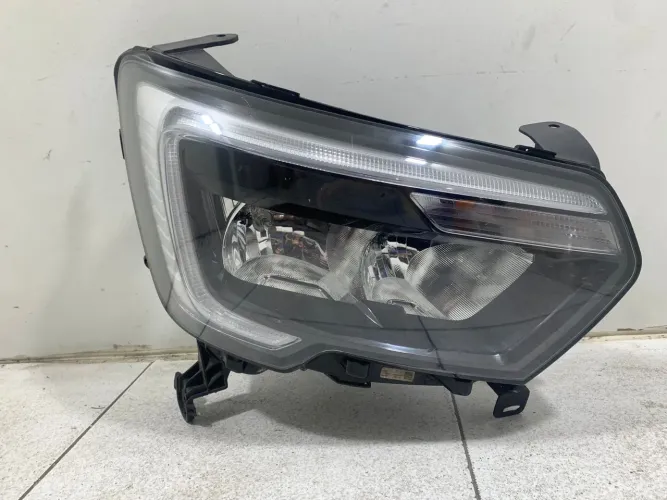 Farol lado direito Renault master 2023/2024 com led