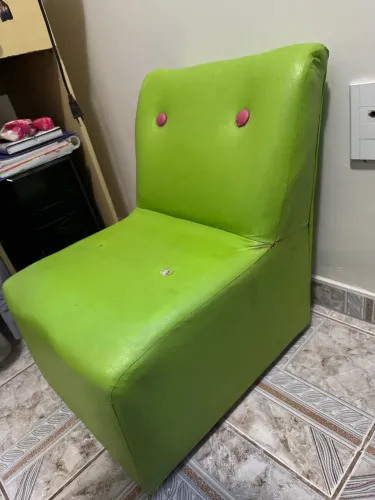 Poltrona (estilo infantil) serve para manicure.