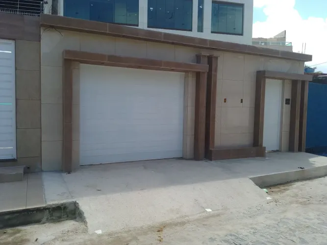 Portão de garagem com design moderno