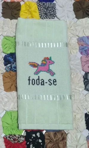 Toalhinha Unicórnio bordada à mão 30x45 aveludada