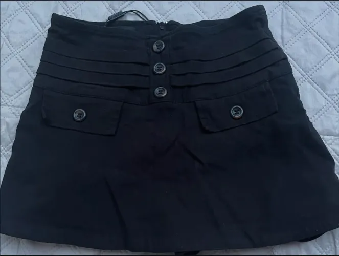 Short Saia preta com detalhes e botões