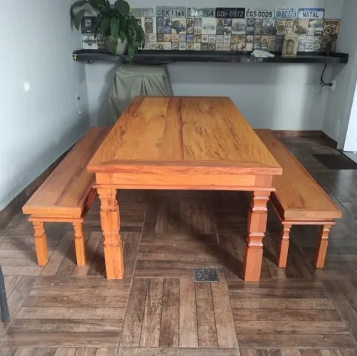 Mesa de peroba rosa com bancos 