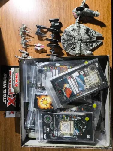 Lote X-Wing (Kit básico + Millenium Falcon + Slave I + outros)
