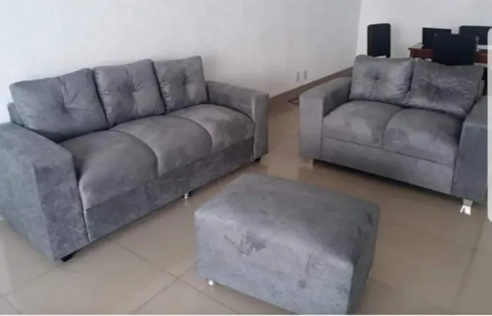 Conjunto de Sofás Cinza - 3 e 2 Lugares + Puff
