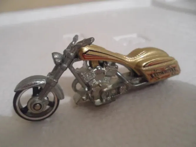 Hot Wheels Moto Bad Bagger amarelo loose