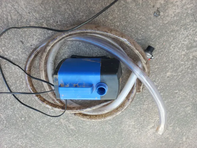 Vende se uma bomba submersa