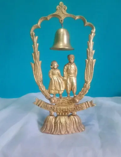 Antiga campainha / sineta de mesa em bronze  Casal com escrita " Amor e felicidade " 