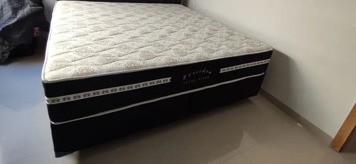 Uma super King com colchão alto confortável molas ensacadas espuma de 65