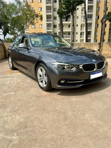 Bmw 320i com teto solar e interior claro