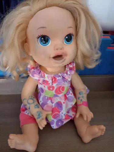 Boneca baby alive, come, fala mais de 5 frases, em ótimo estado de conservação.