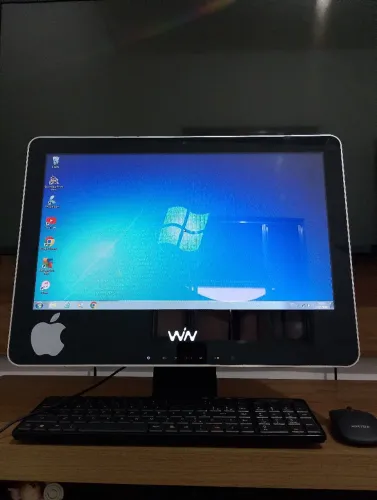 Computador e monitor de TV 