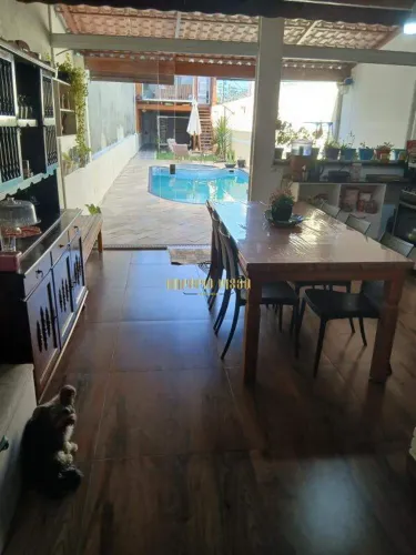 Duas Casas á Venda no mesmo terreno com 4 Dormitórios e com Piscina e Churrasqueira na Vil