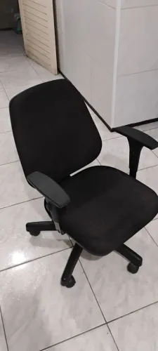 Cadeira para escritório acolchoada.