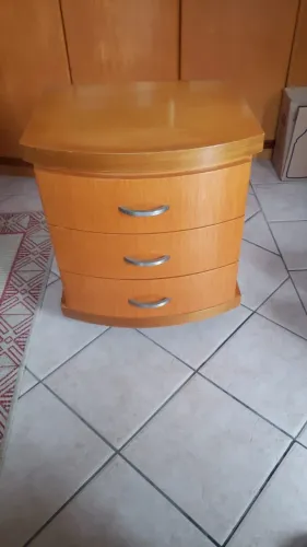 CRIADO MUDO SEMI NOVO - LARGURA = 44x52 CM E ALTURA = 61 CM