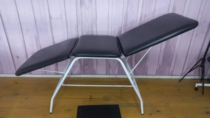 Vendo Maca de estética de 3 posições e carrinho auxiliar
