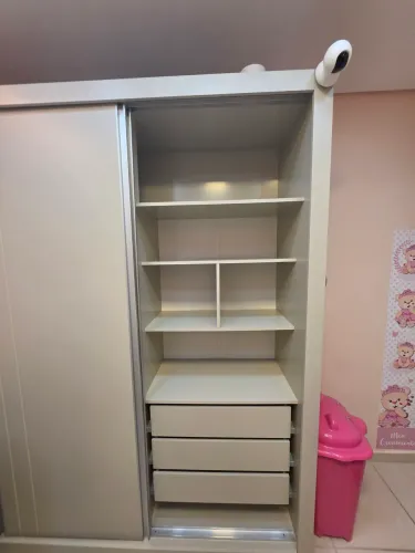 Guarda roupa 2 portas infantil Ótima Conservação 