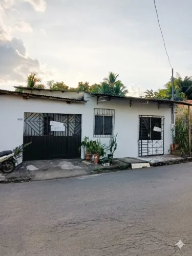 Casa com ponto comercial e apartamento - Bairro Wanderlei Dantas