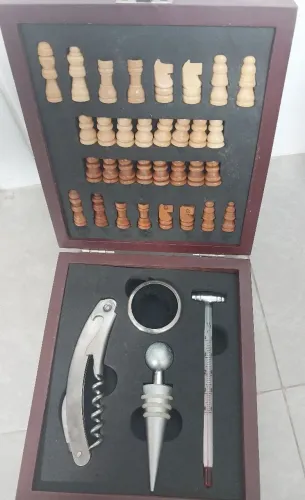 Jogo de xadrez com jogo de abridor de vinho