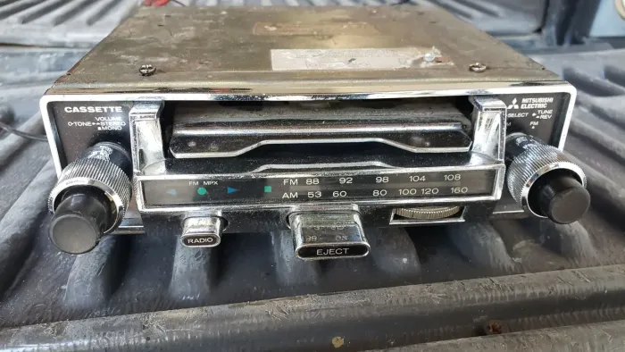 Rádio toca-fitas MITSUBISHI antigo