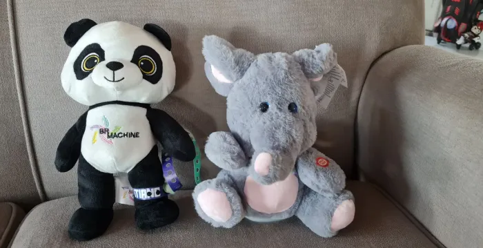Pelucia articulada panda e eletrônico 