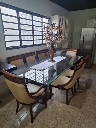 Mesa de vidro com 8 cadeiras + candelabro