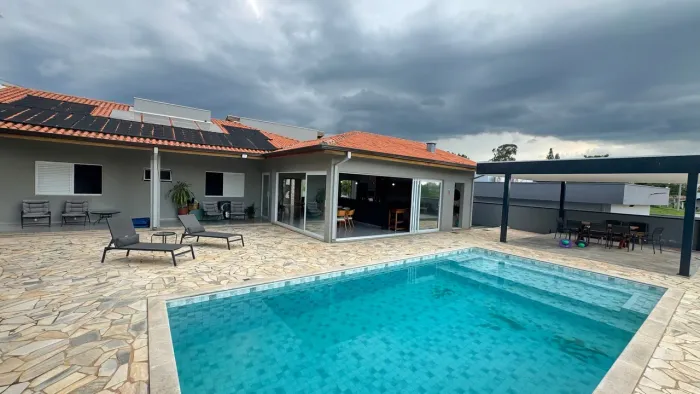 Locação e Venda: Casa de Alto Padrão | Pé Direito Alto | Piscina | Área Gourmet Condomíni