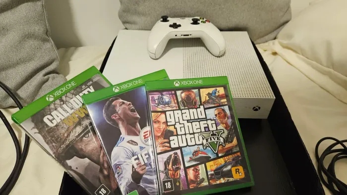 XBOX ONE S + 3 JOGOS ORIGINAIS GTA V, FIFA 18 E COD WWII