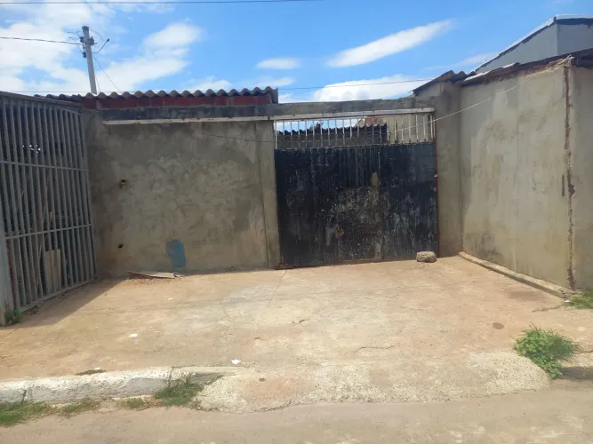 Vendo ou troco casa em Brazlândia DF.