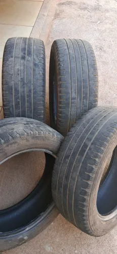 Pneus 225 55 r18 sem defeitos, ainda rodam muito