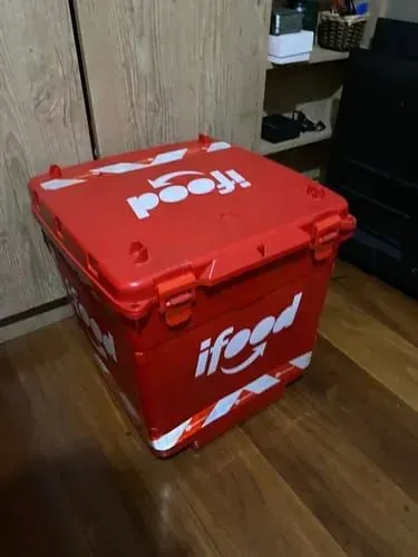 Baú 110L com suporte. 