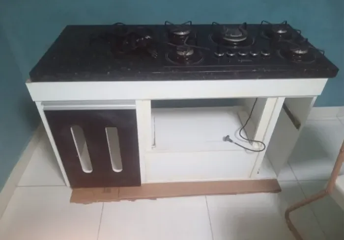 BALCÃO COM COOKTOP E ARMARIO