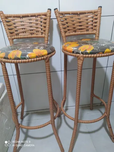 Vendo conjunto de banquetas no preço estão muito conservada