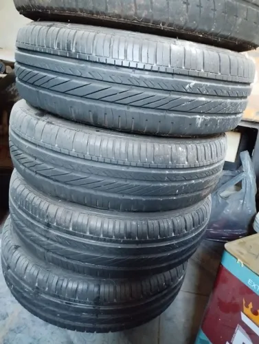 Vede se pneus aro 13 com rodas de ferro