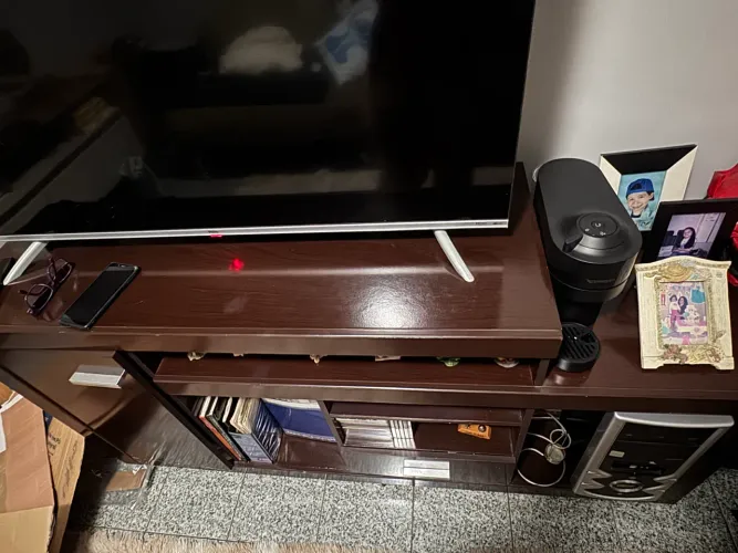 Rack para TV marrom escuro com nichos e portas