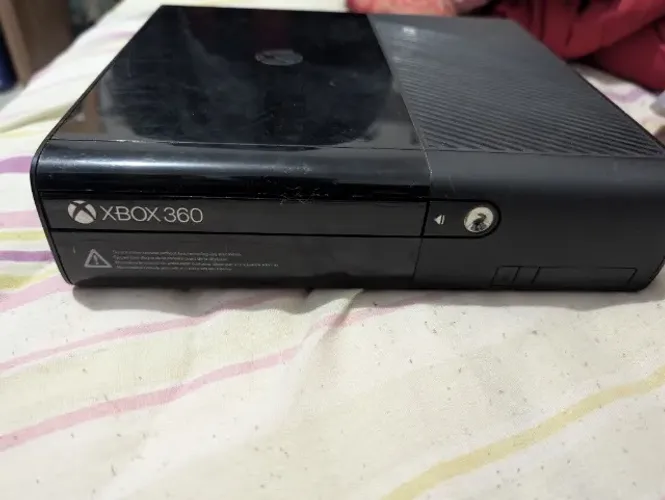 Xbox 360 Super Slim Bloqueado + 1 Controles (Pronto para Jogar!)