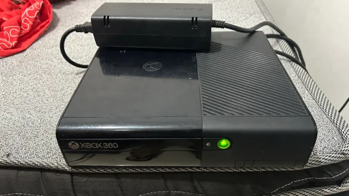 Xbox 360 E 500 GB original, funcionando perfeitamente, acompanha fonte original