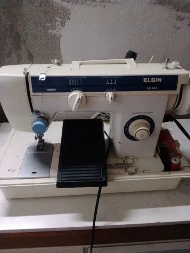Máquina de costura Elgin zigzag.