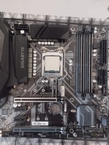 I5 9600k + Gigabyte Z390M 